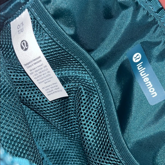 Lululemon Everywhere Belt Bag 1L in the Tidewater Teal color - Picture 2 of 4